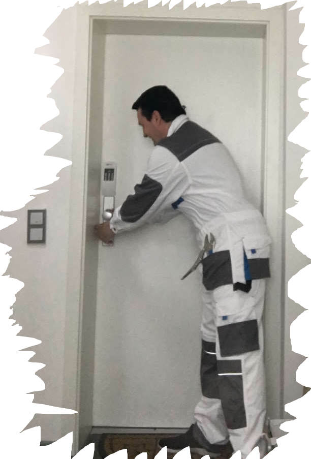 Monteur Karl bei der Arbeit - Trotz Extremen Sicherheitsschloß öffnete er die Türe in 30 Sekunden ohne Gewalt